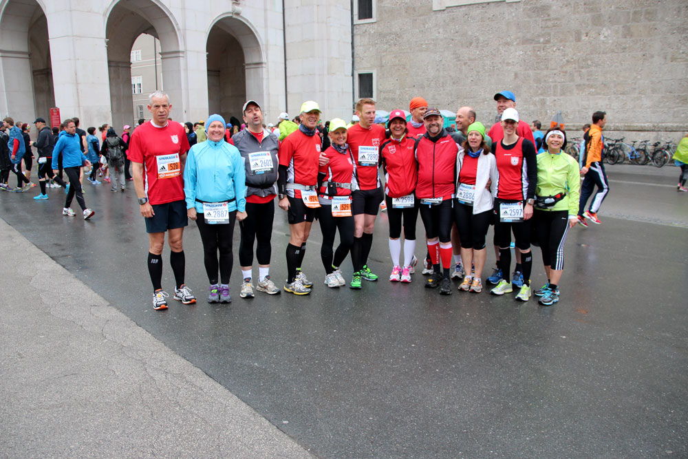 Teilnehmer des 11. Salzburg-Marathon kurz vor dem Start