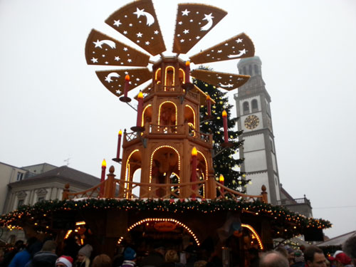 weihnachtsmarkt-augsburg-pyramide-gluehwein